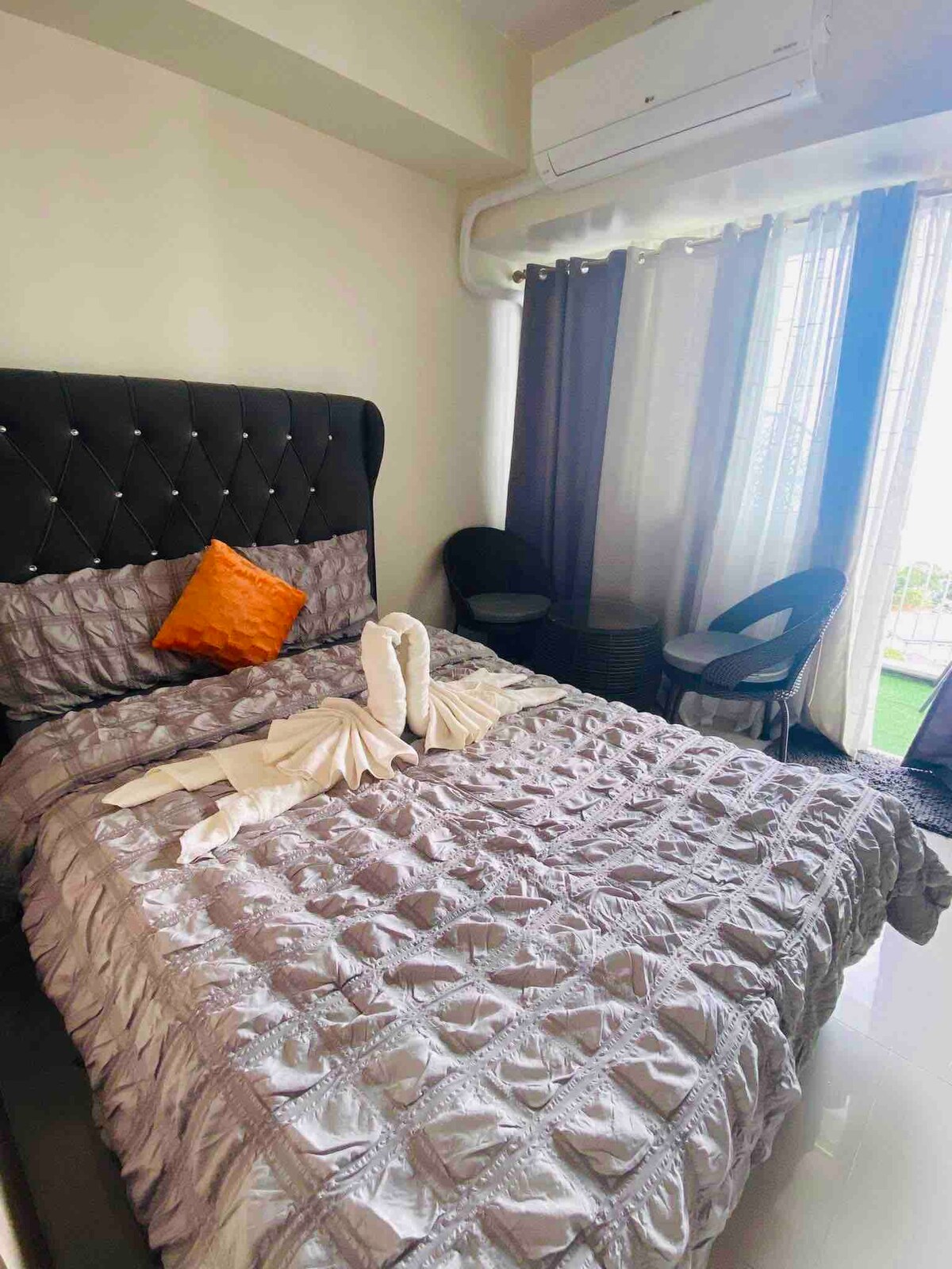 Една спална соба со огледало