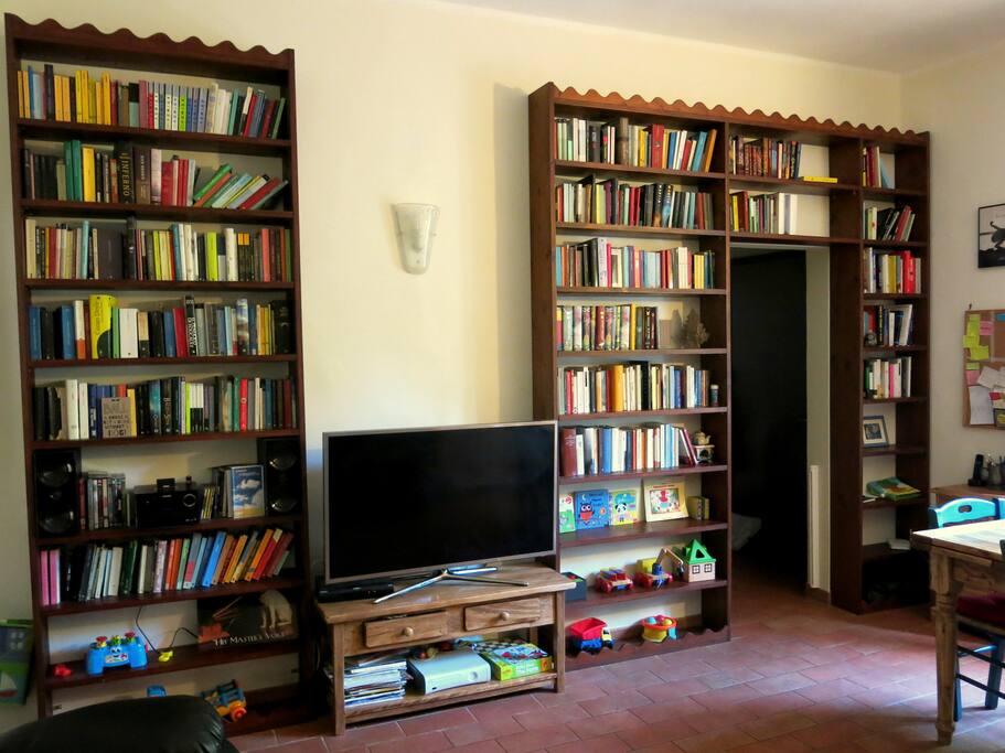 Libreria con stereo, tv (Netflix e Sky) a vostra disposizione.