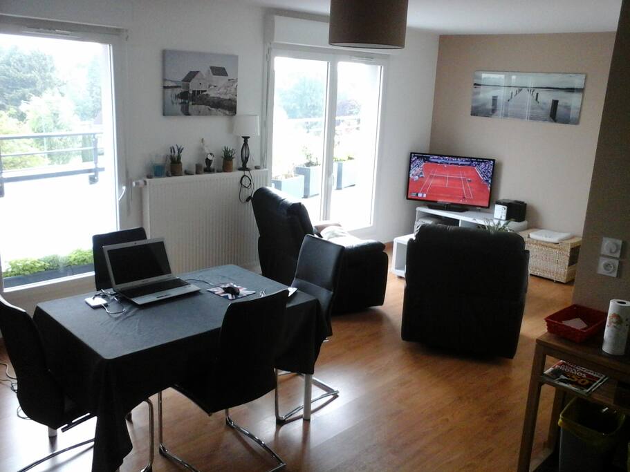 Une salle avec 4 chaises une table