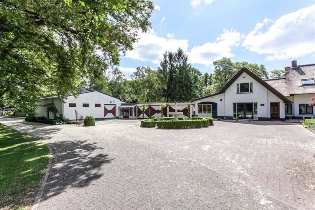 Binnenplaats en ingang appartement