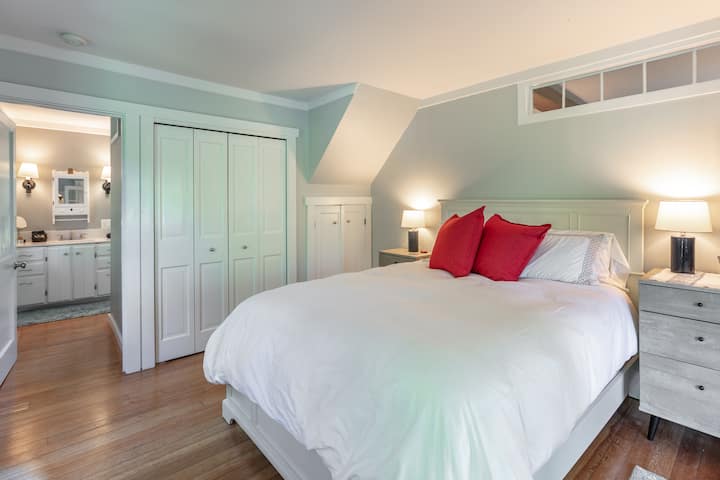 Მთავარი საძინებელი ფლიგელის სააბაზანოთი