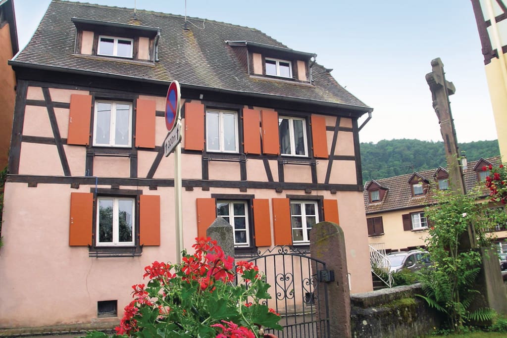 Vue d'ensemble de la façade avant de la maison