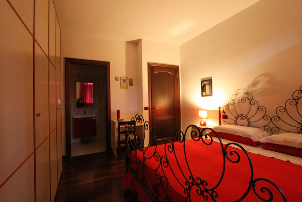 Toni di rosso. E' una stanza rifinita con le sfumature del rosso.
La particolarità di questa stanza è l'accesso diretto al bagno, ideale per una privacy totale.