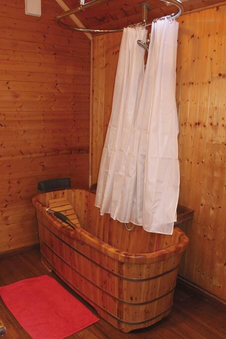 La baignoire en bois (hévéa) de la salle de bain de la chambre Framboises...