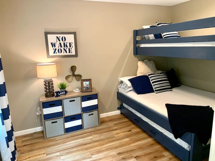 Chumba cha ghorofa (chumba cha kulala 4); queen (chini), twin (juu), kamili (trundle) - kiwango cha juu