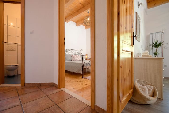 วิวห้องนอนแรกและห้องที่สองและห้องน้ำครึ่งห้องในห้องโถง