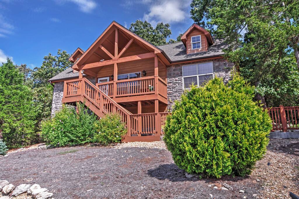 The condo features 2 bedrooms, 2 bathrooms, and room for 6 guests.