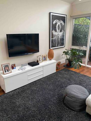 Modern light filled home near beach and CBD gallery image 3