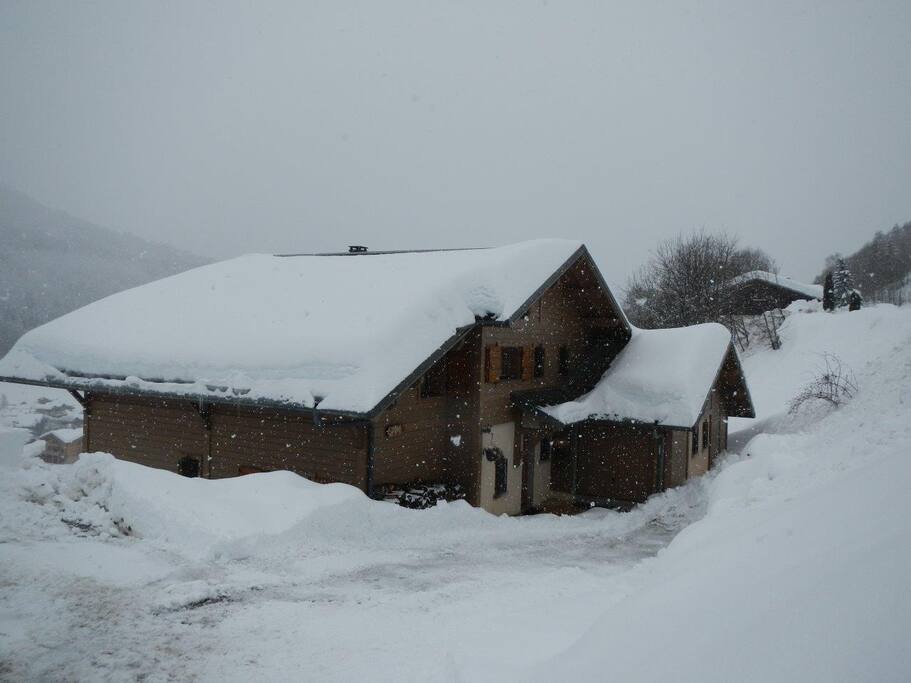 Front view of the chalet.