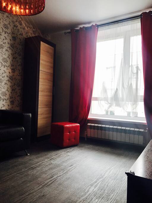 гостиная включает шкаф, большое кресло, TV