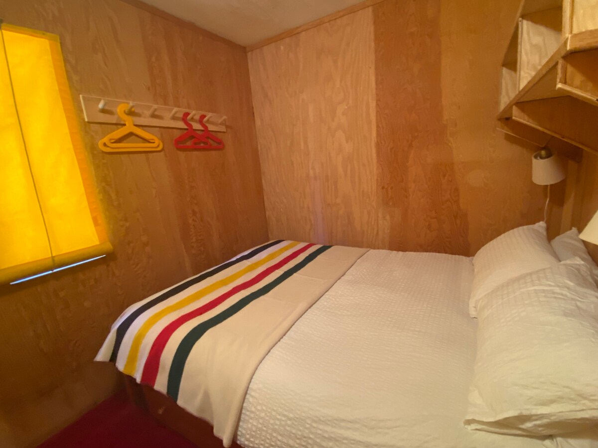 Სხვა ეპოქაში მოხვედრის მსგავსად, ამ მყუდრო სასტუმრო ოთახში დგას საწოლი და ორსართულიანი საწოლები. Bunkbeds აქვს ძალიან დაბალი წონის ლიმიტი და უნდა იქნას გამოყენებული მხოლოდ ბავშვები (ნაკლები 100lbs) . Გაითვალისწინეთ, რომ საწოლების ქვეშ არ არის კარადა შეზღუდული სათავსოებით. 