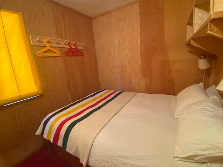 Ashtu si hyrja në një epokë tjetër, kjo dhomë e rehatshme për vizitorët ka një krevat dopio "queen" dhe krevate. Bunkbeds kanë një kufi shumë të ulët peshe dhe duhet të përdoren vetëm nga fëmijët (më pak se 100 lbs) . Vini re se nuk ka dollap, me hapësirë të kufizuar magazinimi nën shtretër. 