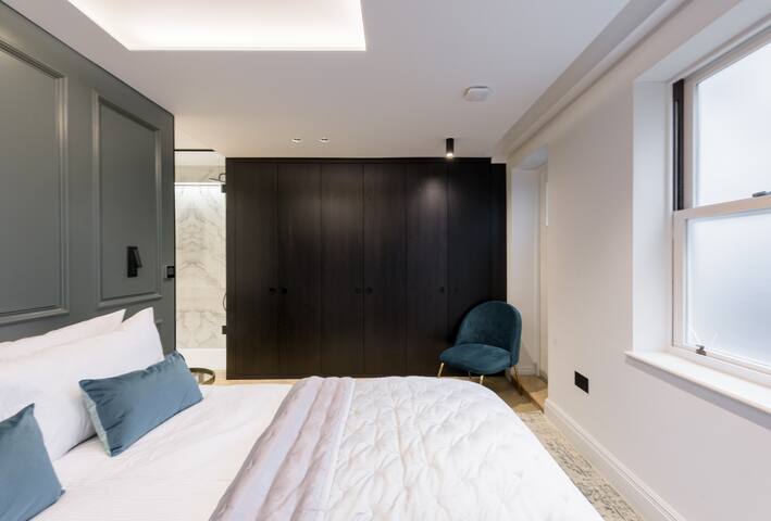 Minimalist Mayfair Abode with Elegant Panelling and Parquet gallery image 3