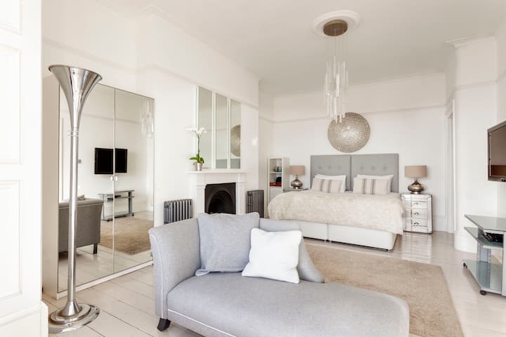 غرفة ذات إطلالة كبيرة على البحر في أنتاركتيكا.
متاح أيضًا كتوأم