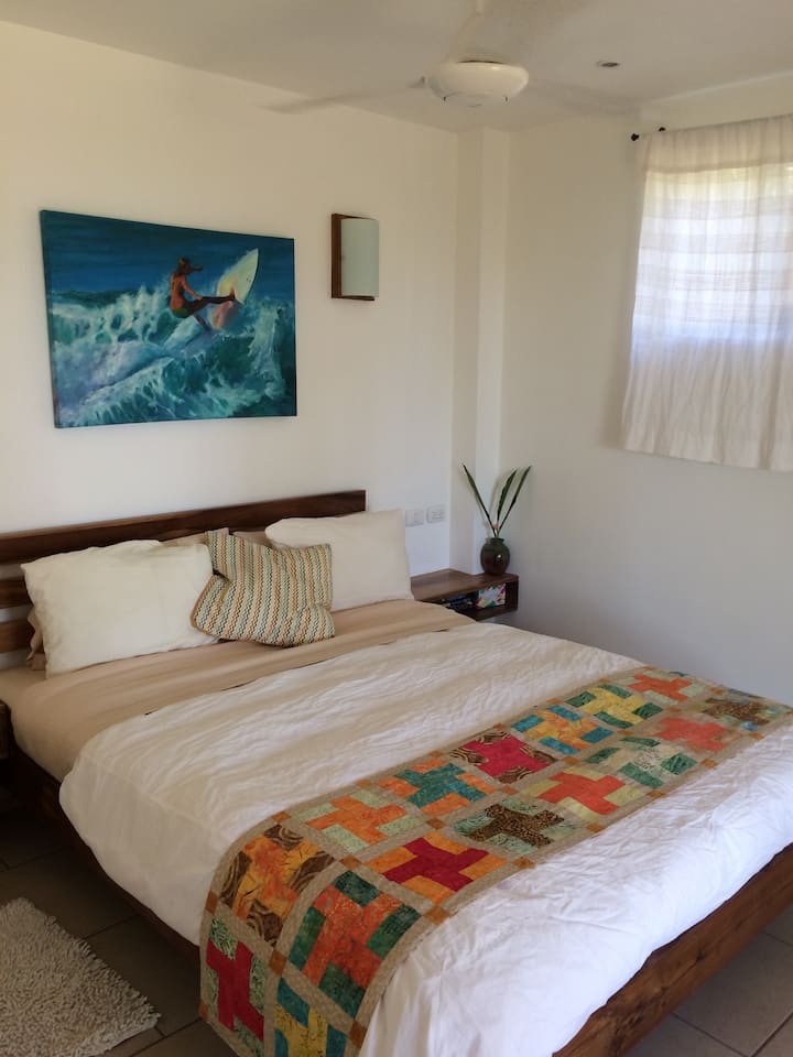 Spálňa 2 s manželskou posteľou Queen, záhradou a výhľadom na oceán 