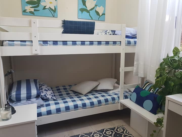 Dormitorio con literas individuales 