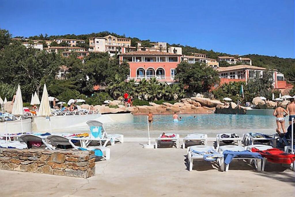 Piscine à vagues, jacuzzi, piscine chauffée