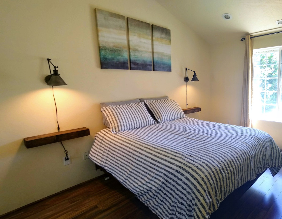 Queen size bed, vaulted ceilings and work desk