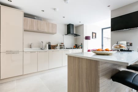 NITB Approved B&B Victorian Town House Ormeau (G)