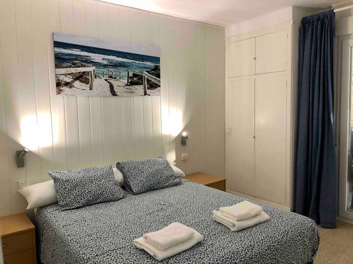 Soba s bračnim krevetom i pristupom terasi/ Dvokrevetna spavaća soba  s pristupom terasi