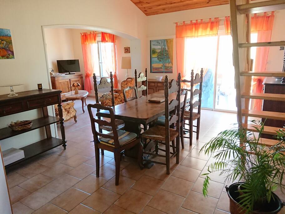 Séjour salon avec accès mezzanine