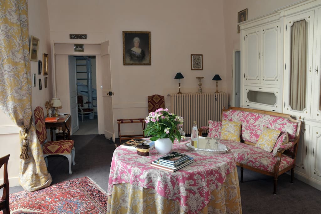 Le salon permet s’accéder à la chambre des parents