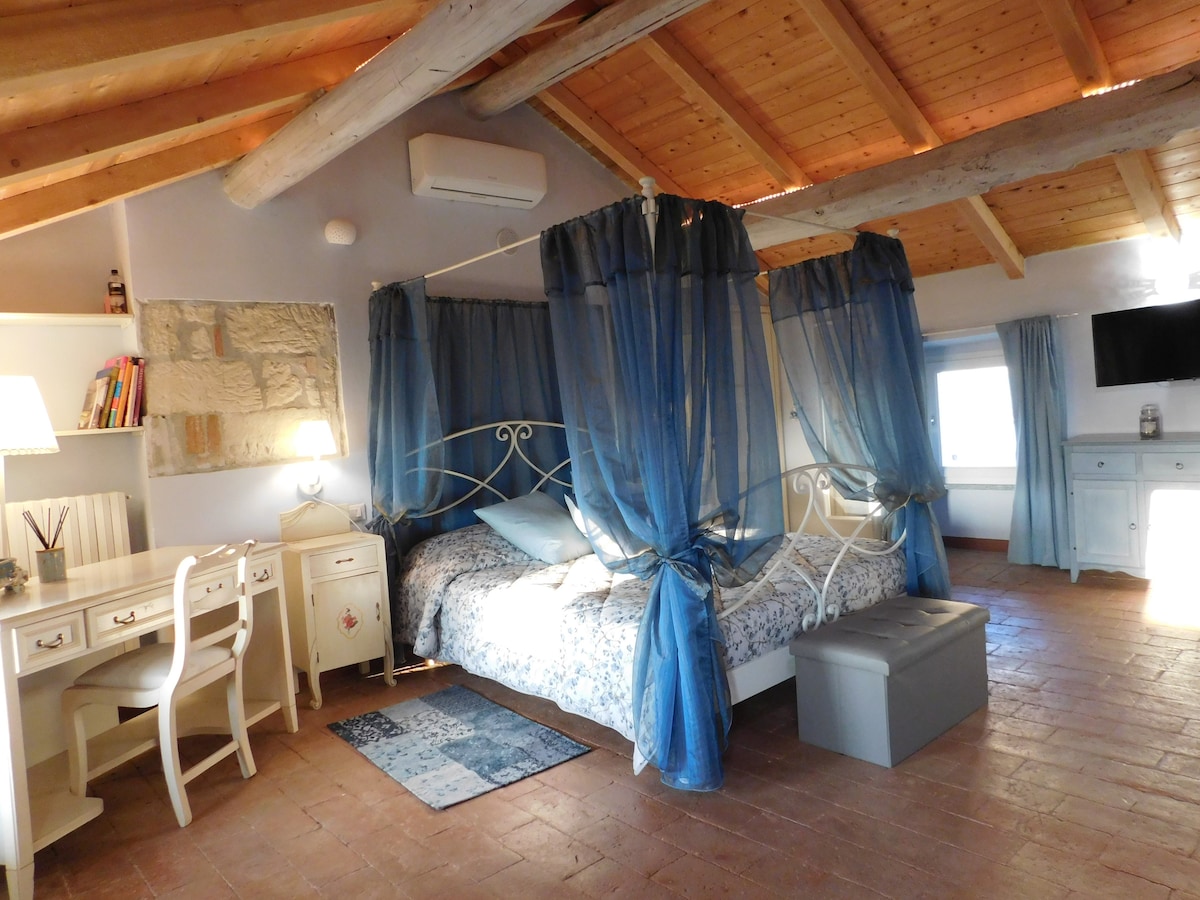 kamer 2  met hemelbed en bureau