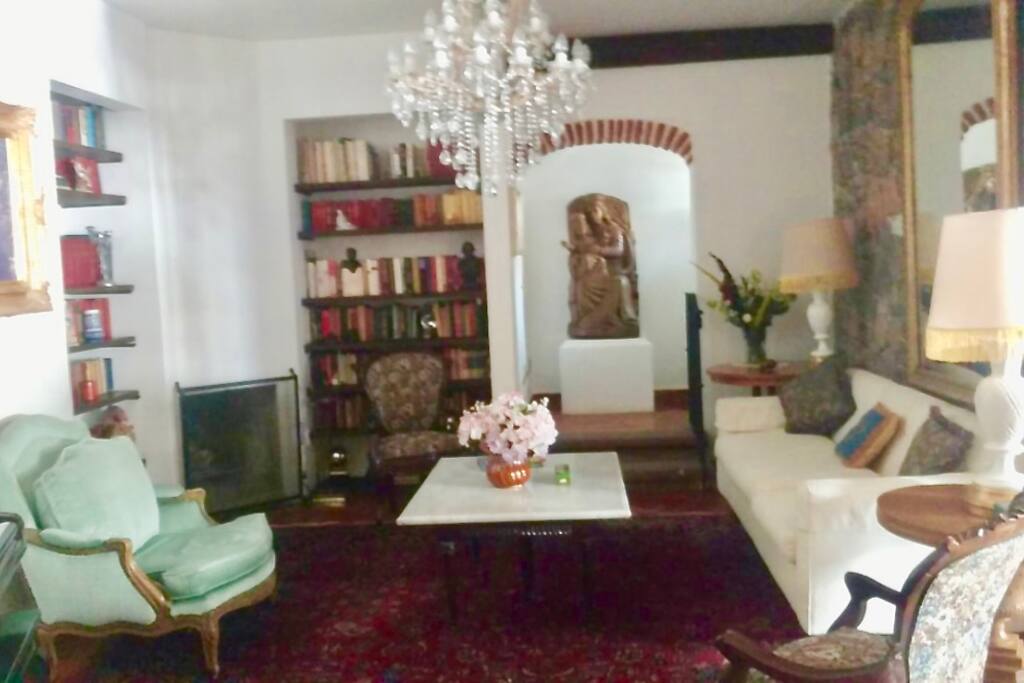 Sala con piano, chimenea y bar