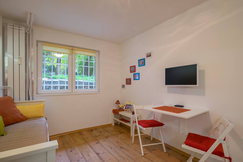 TV area + dining table for two