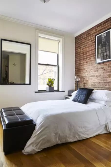 Front bedroom - Queen size bed - AC installed in May for warmer seasons