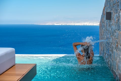 Villa Hellena, Stunning sea views & infinity pool!
