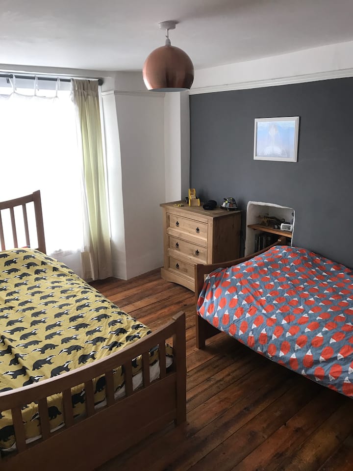 Second bedroom with two single beds