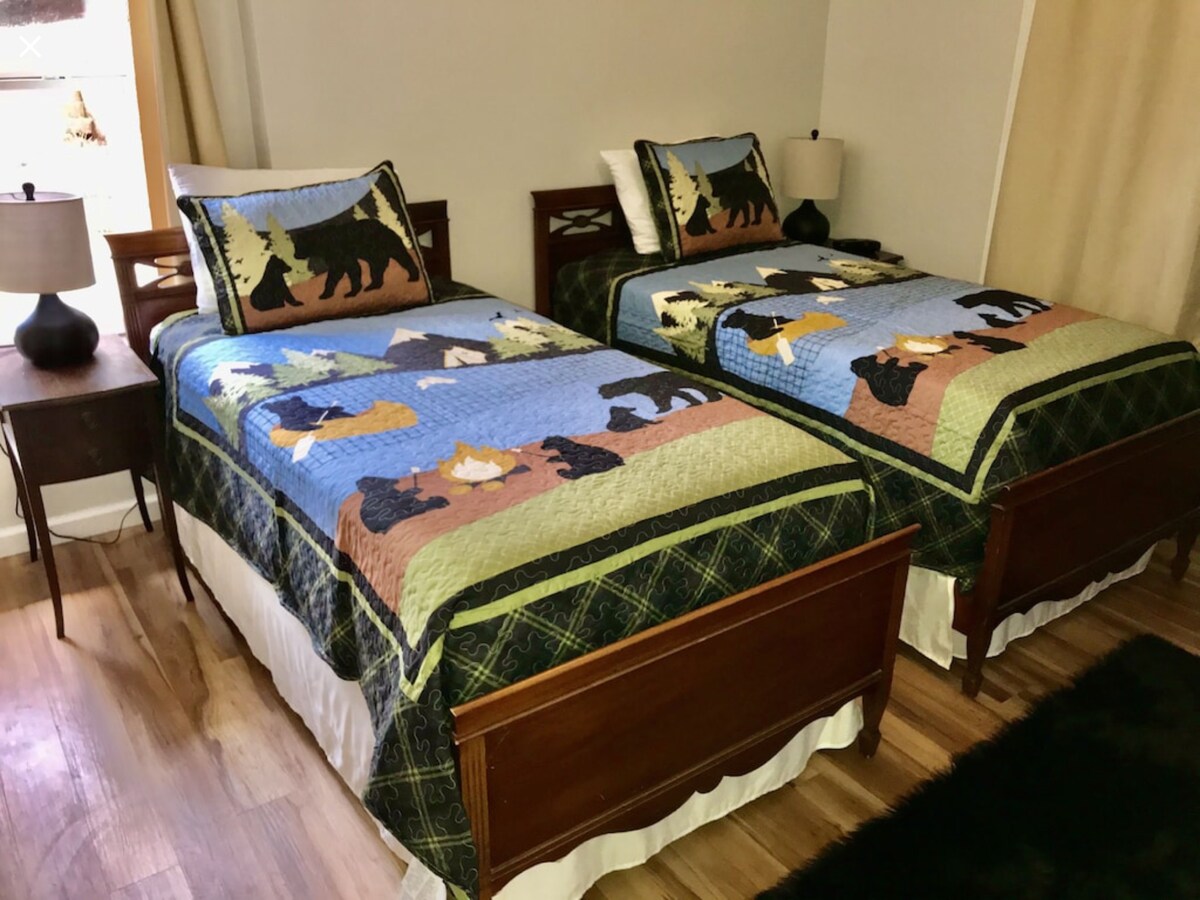 Dvokrevetne sobe u spavaćoj sobi u prizemlju.  Ova spavaća soba također ima kupaonicu spojenu sa sobom.