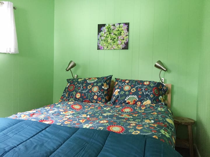 Спалната соба со брачен кревет е удобна и пријатна.