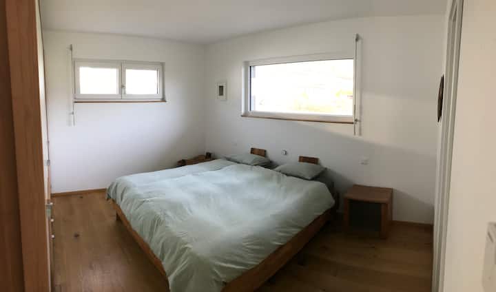 Spálňa 1 na prízemí s vlastnou kúpeľňou a manželskou posteľou veľkosti King (180 x 200)