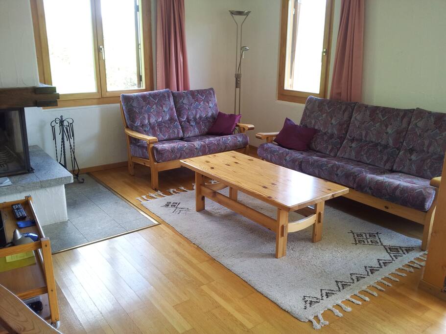 Sitzecke vor TV und Kamin