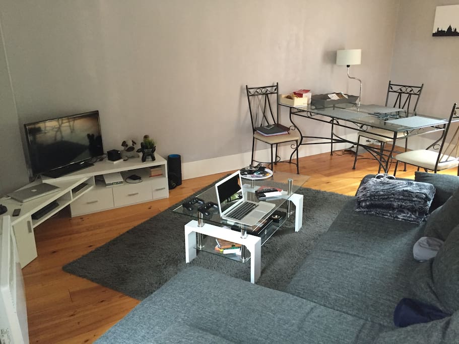 Beaucoup de luminosité, canal + , Ps4 et Station de Musique Bose.