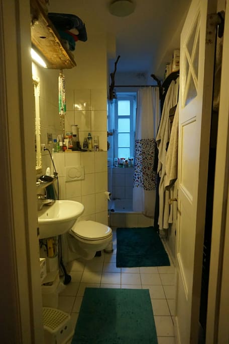 Badezimmer mit Fenster