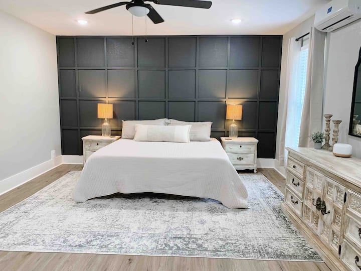 غرفة نوم رئيسية واسعة (بها تلفزيون وتكييف صغير لمزيد من الراحة وحمام خاص)