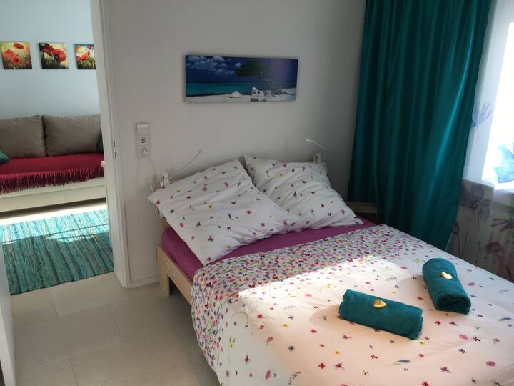 Schlafzimmer mit kuschligem Futonbett (140 x 200 cm) für 1-2 Personen
