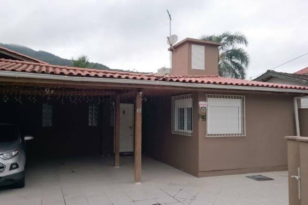 Vista frontal da casa. Garagem para 04 carros.