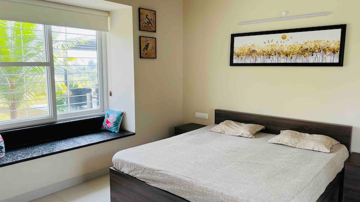 Amplio dormitorio con enormes ventanas con vistas al jardín para despertarse con el hermoso amanecer.  