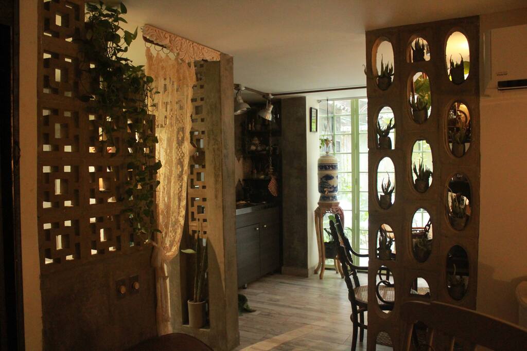 espacio que divide cocina,baño y espacio de trabajo