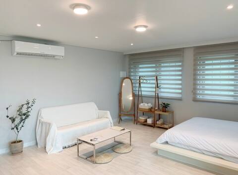 [New York Attic 2F] stay_Chonkangs & Sentimental Accommodation # My own time to feel alone