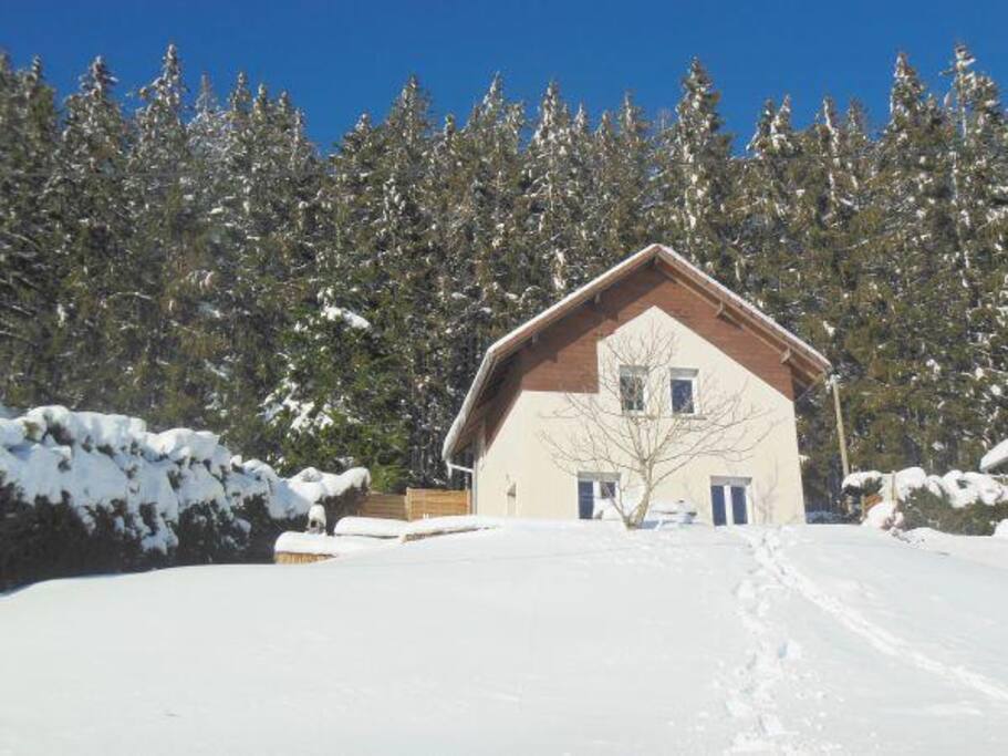 Vue sur le gîte en hiver