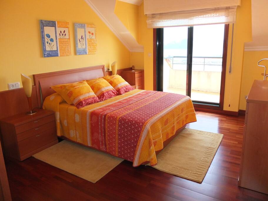 Dormitorio principal con baño en suite y terraza.