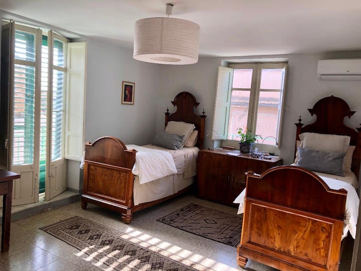 Comfy twin beds, down bedding, ac, free wifi, writing desk, armadio,
fine linen, individual night lamps, wrap around balcony overlooking the main piazza