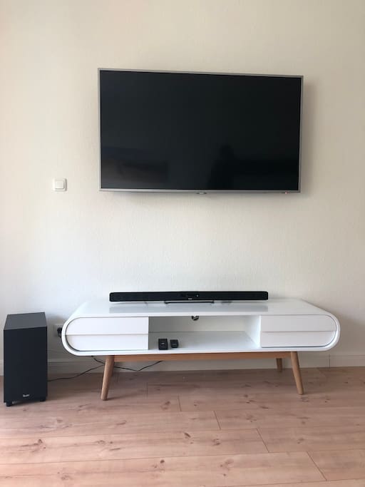 TV- Wand mit Netflix