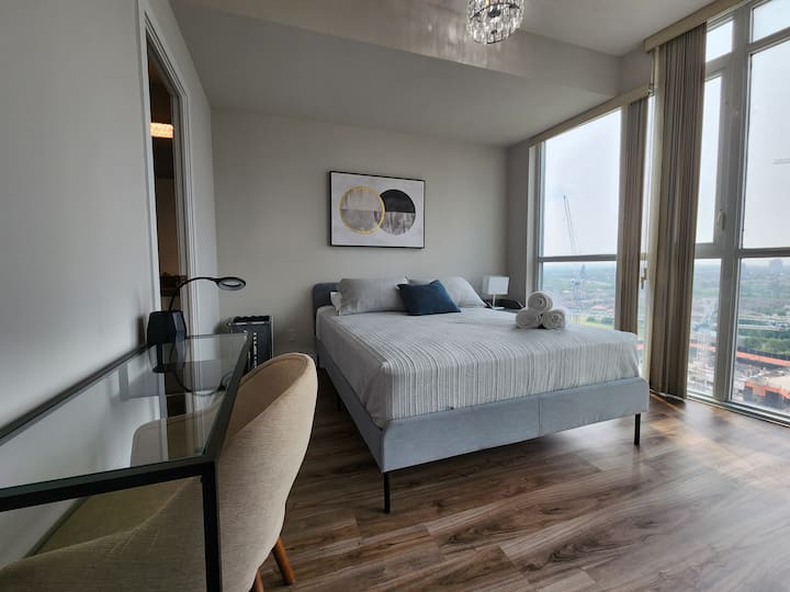 Chumba kikuu cha kulala chenye bafu kamili, godoro na mito yenye starehe sana