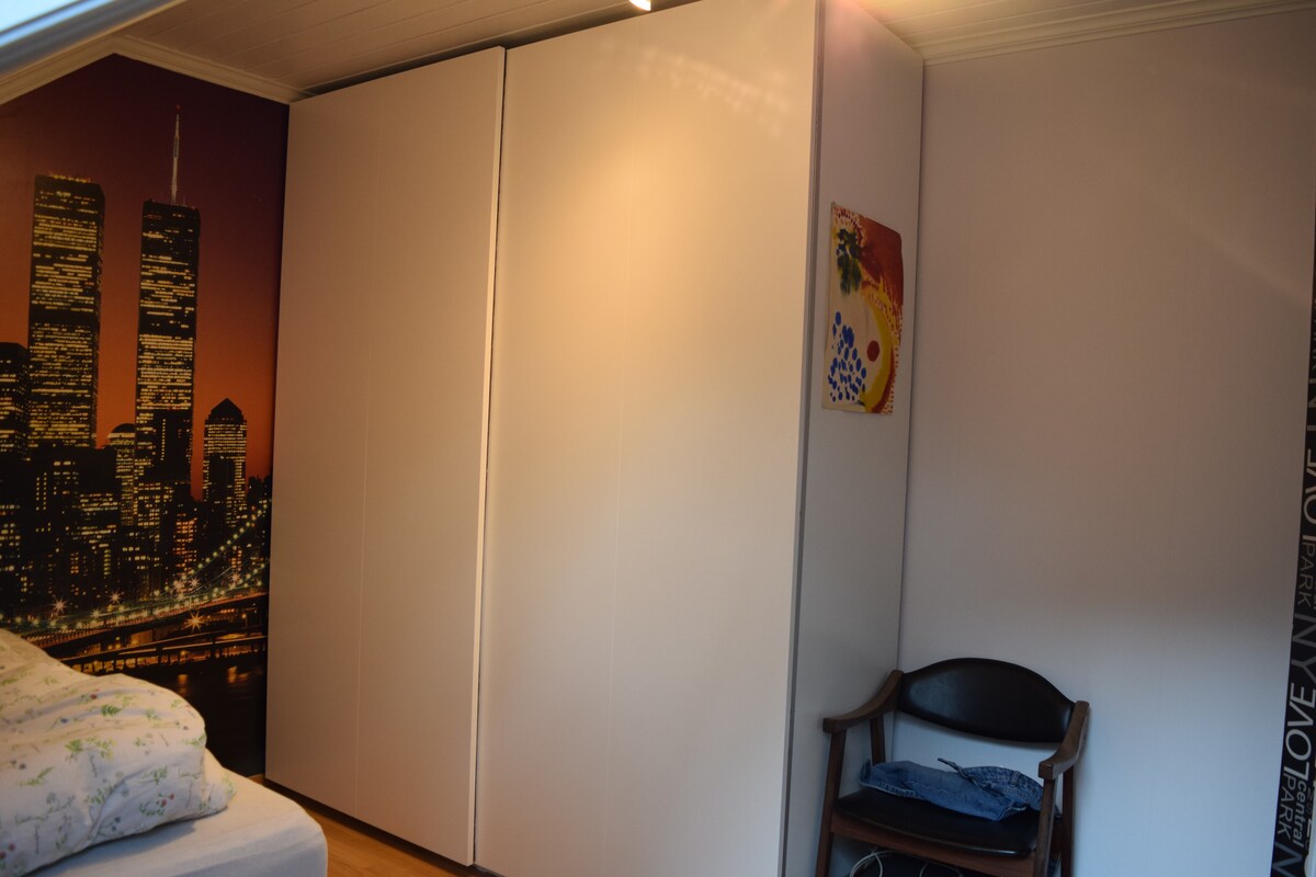 Ormar u spavaćoj sobi 4 s mnogo prostora. Premjestite neke stvari ako vam je potrebno više prostora. 